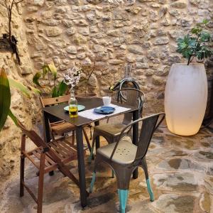 a table and two chairs and a vase at CASAGUAPA Alto Tajo in Armallones