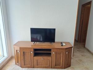 Telewizja i/lub zestaw kina domowego w obiekcie Apartamento Paseo del Malecón - Garrucha