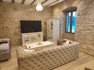 TV a/nebo společenská místnost v ubytování Luxury Seafront Suite Fabri