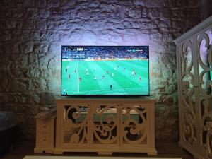 TV a/nebo společenská místnost v ubytování Luxury Seafront Suite Fabri