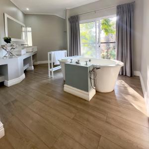 ein Badezimmer mit einer Badewanne und einem Waschbecken in der Unterkunft Serene Place Guest House & Conference Venue AFFORDABLE LUXURY WITH BACKUP POWER in Roodepoort