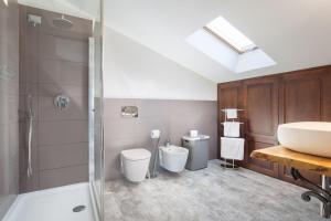 a bathroom with a sink and a toilet and a shower at Luxury Penthouse/Pool/50m to lake in Bardolino