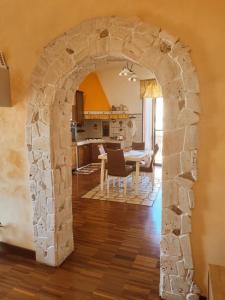 a kitchen and dining room with an archway in a house at Ognissanti80 in Trani