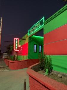 a neon sign on the side of a building at 24 Horas Motel Jaguar Contagem in Contagem