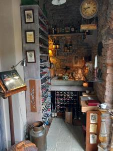 une salle remplie de nombreuses bouteilles de vin dans l'établissement BORGO DI BEPPE E GLORIA SUITE, à San Giovanni Valdarno