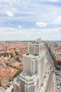 z góry widok na miasto z wysokim budynkiem w obiekcie Impresionante apartamento en edificio de lujo SELTON PLAZA ESPAÑA w Madrycie