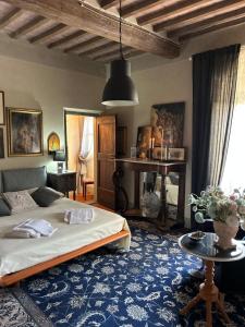 - une chambre avec un lit et une table dans l'établissement BORGO DI BEPPE E GLORIA SUITE, à San Giovanni Valdarno