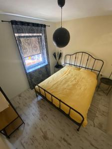 Postel nebo postele na pokoji v ubytování Hiša MegiClinic - APARTMENTS & HEALING CENTER