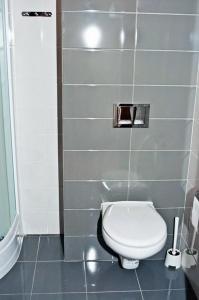 łazienka z białą toaletą w kabinie w obiekcie Pokoje Gościnne Ruciane-Nida w mieście Ruciane-Nida