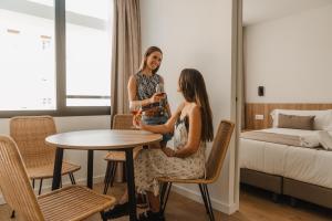 Posteľ alebo postele v izbe v ubytovaní esZentrico Suites Jerez