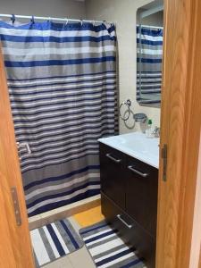 ein Bad mit einem Duschvorhang und einem Waschbecken in der Unterkunft Ola Blanca 2 Sidi Rahal in Zemmour Touirza