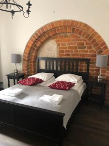 Giường trong phòng chung tại Lux apartmenty - Old City Kraków