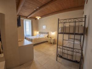 Pokój z sypialnią z łóżkiem i półką w obiekcie Masseria Chinunno w mieście Altamura