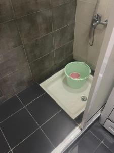 La salle de bains est pourvue d'une douche avec un seau. dans l'établissement Spacious 2-bedroom apartment, à Tetouan