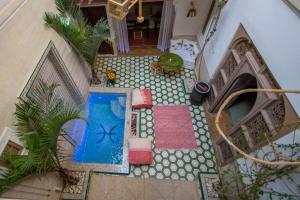 Výhled na bazén z ubytování Riad Bed & Breakfast Comptoir du Pacha nebo okolí