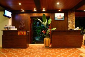 eine Lobby mit einer Rezeption und einer Pflanze in der Unterkunft Pai Tan Villas - SHA Extra Plus in Strand Bang Tao + 37 Fotos