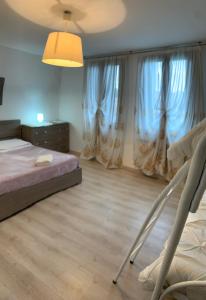 1 dormitorio con 1 cama y 2 sillas en Romantic enchantment with private bathroom, en Venecia