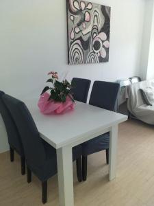 een witte tafel met stoelen en een potplant erop bij Cal Cucu in Gerp