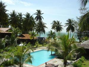 Vue sur la piscine de l'établissement D'coconut Island Resort ou sur une piscine à proximité