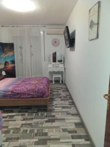 een slaapkamer met een paars bed en een tafel bij Cal Cucu in Gerp