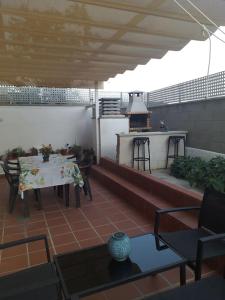 patio al aire libre con mesa y cocina en Cal Cucu, en Gerp