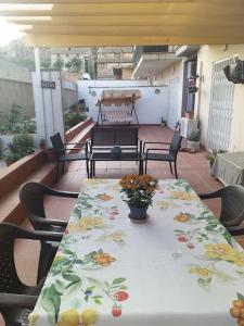una mesa y sillas en un patio con una mesa y flores en Cal Cucu, en Gerp