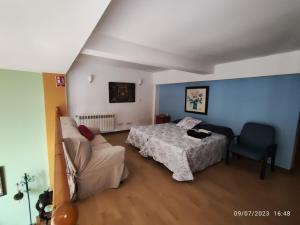 a room with a bed and a table and a couch at Apartamento Premium Relax D in Cicero