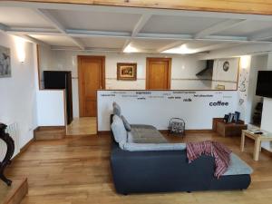 - un salon avec un canapé et une télévision dans l'établissement Apartamento Premium Relax D, à Cicero