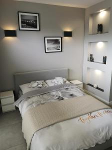 Katil atau katil-katil dalam bilik di Apartament GREY Świnoujście bezpłatny parking +4 gambar