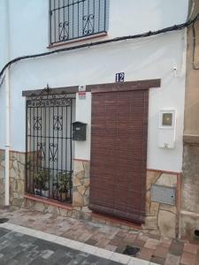 een gebouw met twee poorten en een betaalmeter bij CaPepica in Ráfol de Salem
