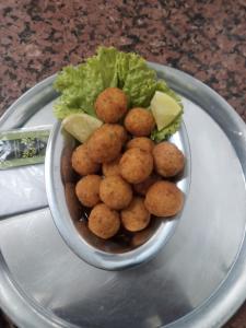 a bowl of food with tater tots and lettuce at Motel Cigano’s in Belo Horizonte