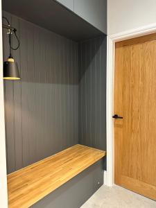 um quarto com um balcão de madeira ao lado de uma porta em Glasgow West End Tenement Apartment em Glasgow