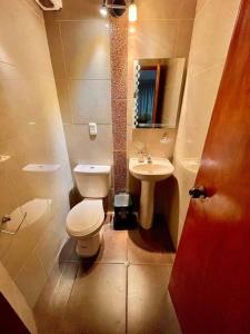 uma pequena casa de banho com WC e lavatório em Apartment em Cusco