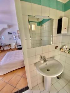 bagno con lavandino e letto di FF Houses - Centro Storico Ottaviano a Ottaviano Altre 10 foto