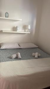 una camera da letto con un letto e due asciugamani di Casa Vacanza a Palermo