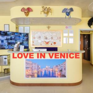 Ein Schild, auf dem Liebe in Wild im Laden steht. in der Unterkunft B&B New Aurora Venice in Marghera