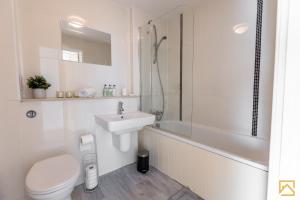 ein Badezimmer mit Toilette, Waschbecken und Dusche in der Unterkunft Stunning 1-bed, Central MK, Free Parking, Smart TV By Valore Property Services in Milton Keynes + 12 Fotos