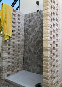 A bathroom at Villa Enza - A 150 passi dal mare
