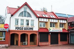 budynek na rogu ulicy w obiekcie Pokoje Gościnne Ruciane-Nida w mieście Ruciane-Nida