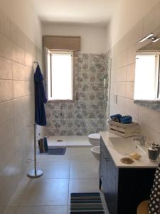 A bathroom at Villa Enza - A 150 passi dal mare Még 31 kép