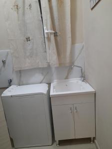 y baño con aseo, lavabo y ducha. en Casa del sole, en Barletta