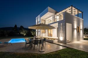 Πισίνα στο ή κοντά στο Zenith White Elegant Villa 2
