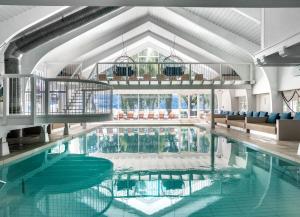 - une grande piscine d'eau bleue dans un bâtiment dans l'établissement Hotel Hoeri am Bodensee, à Gaienhofen