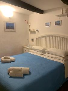 two towels on a blue bed in a bedroom at BeB CASABARBARA a due passi dal mare in Lerici