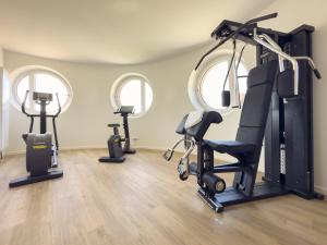 a gym with treadmills and ellipticals and mirrors at Appartements "Zum Leuchtturm" Hafen Rankwitz Insel Usedom in Rankwitz