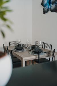 una mesa de madera con placas negras y gafas. en Casa vacanze La Farfalla, en San Vito Chietino
