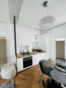 eine Küche und ein Esszimmer mit einem Tisch und Stühlen in der Unterkunft Suite Clémenceau in La Baule