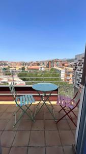 een tafel en stoelen op een balkon met uitzicht bij Que vistas in Granada
