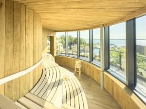 two benches in a room with windows at Appartements "Zum Leuchtturm" Hafen Rankwitz Insel Usedom in Rankwitz