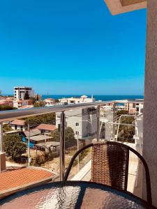 balcón con vistas al océano en Elma, en Dobra Voda